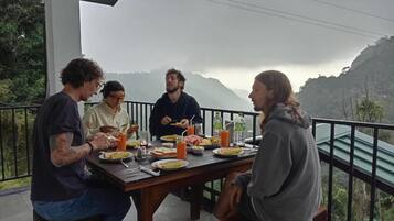 Habitació familiar, balcó, vistes a la muntanya | Servei de restauració a l'aire lliure