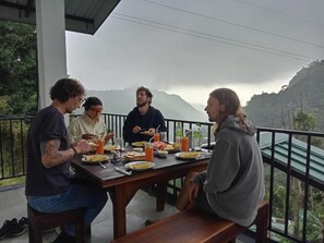 Familienzimmer, Balkon, Bergblick | Speisen im Freien