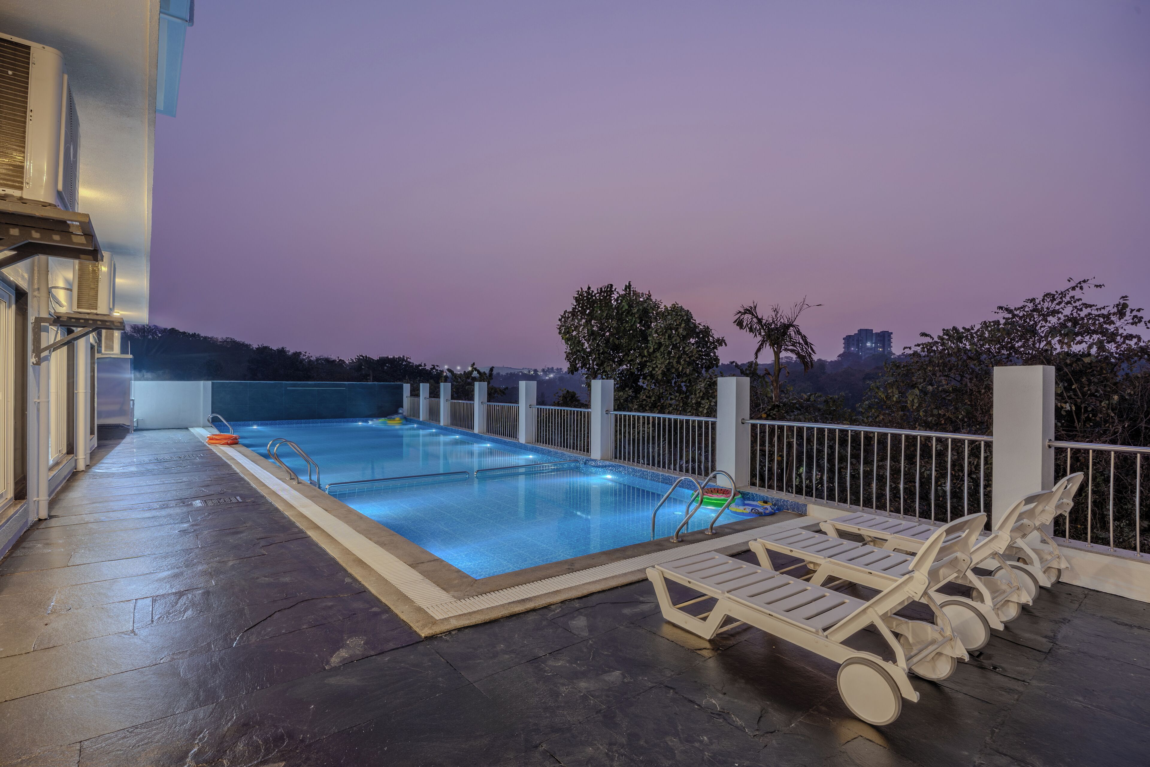 Una piscina al aire libre