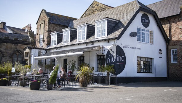 A traditional pub with a white facade, multiple windows, and outdoor seating. - Green Balk Cottage, Great Broughton, Yorkshire (Stokesley)