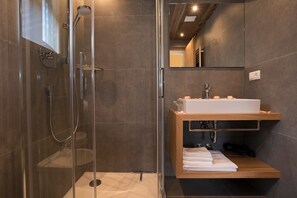 Shower, hair dryer, towels - Apartment 'Greiterhof Hippolyt' with Mountain View and Wi-Fi (Lana)