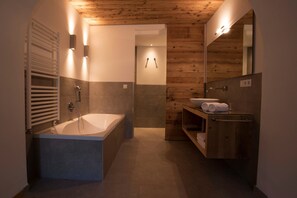 Shower, hair dryer, towels - Apartment 'Greiterhof Historika' with Mountain View and Wi-Fi (Lana)