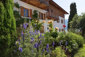 Property grounds - Apartment 'Greiterhof Weingarten' with Mountain View and Wi-Fi (Lana)