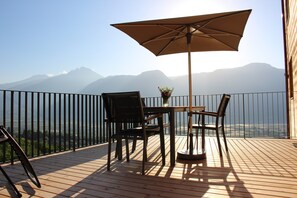 Outdoor dining - Apartment 'Greiterhof Weingarten' with Mountain View and Wi-Fi (Lana)