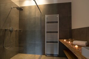 Shower, hair dryer, towels - Apartment 'Greiterhof Weingarten' with Mountain View and Wi-Fi (Lana)