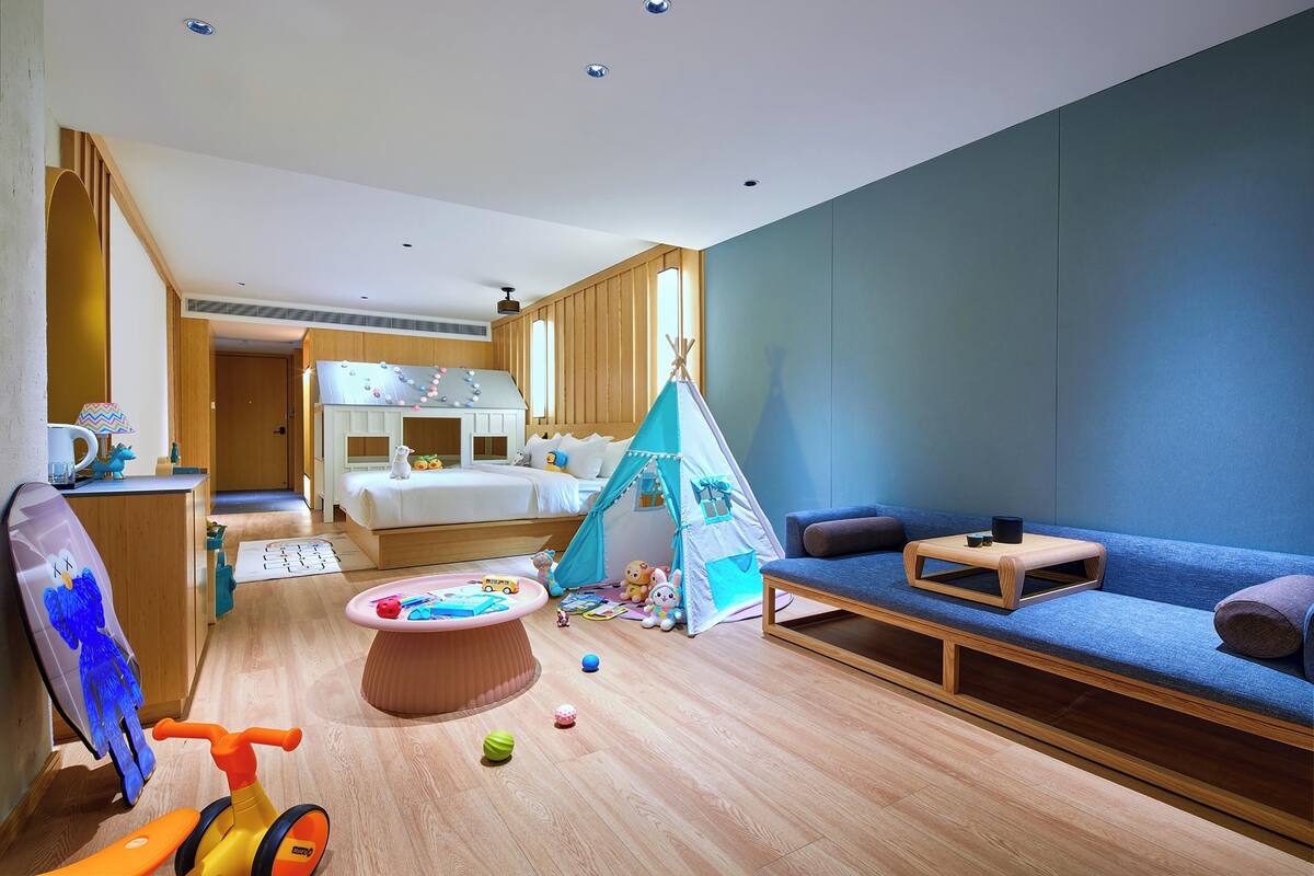 Camera familiare, vista città | Tende oscuranti, ferro/asse da stiro, Wi-Fi gratuito