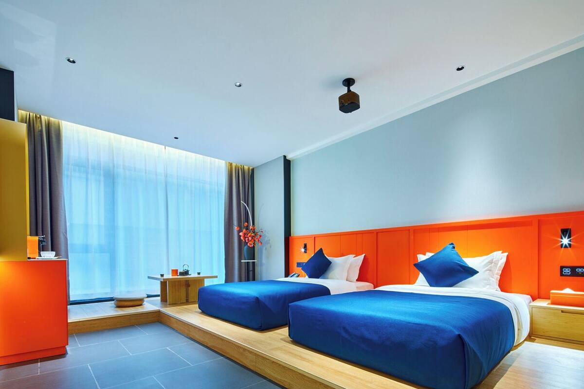 Camera Superior con 2 letti singoli, vista città | Tende oscuranti, ferro/asse da stiro, Wi-Fi gratuito