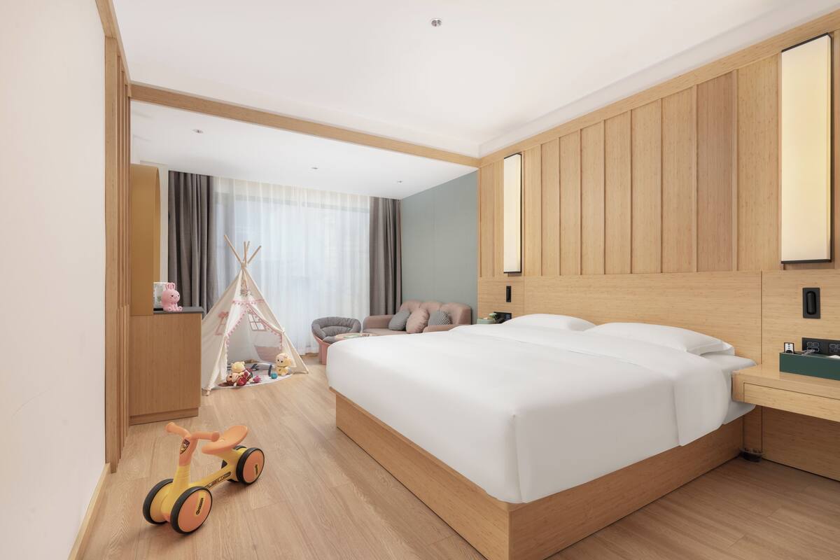 Camera familiare con 2 letti singoli, vista città | Tende oscuranti, ferro/asse da stiro, Wi-Fi gratuito