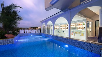 Een buitenzwembad en parasols bij het zwembad