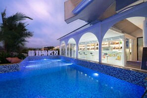 สระว่ายน้ำกลางแจ้ง เปิด 11:00 น. ถึง 17:00 น., ร่มริมสระว่ายน้ำ