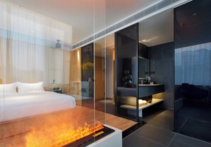 Quarto casal com design assinado, vista para o rio | Banheiro | Produtos de toalete grátis, secador de cabelo, chinelos 