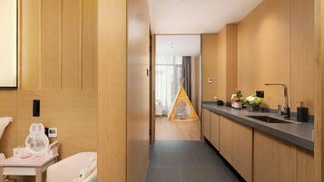 Senior Studio Suite | Blackout drapes, iron/ironing board, free WiFi