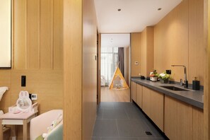 ستائر تعتيم ومكواة/لوح كي وواي  فاي مجانًا