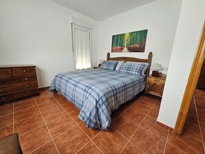 Silitysrauta/-lauta, Wi-Fi, vuodevaatteet