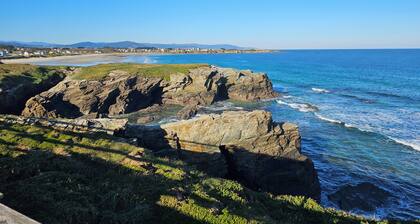 Casa César 1 km from the famous Playa de las Catedrales in Lugo.