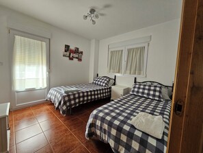 Iron/ironing board, WiFi, bed sheets - Casa César 1 km from the famous Playa de las Catedrales in Lugo. (San Miguel de Reinante. Barreiros)