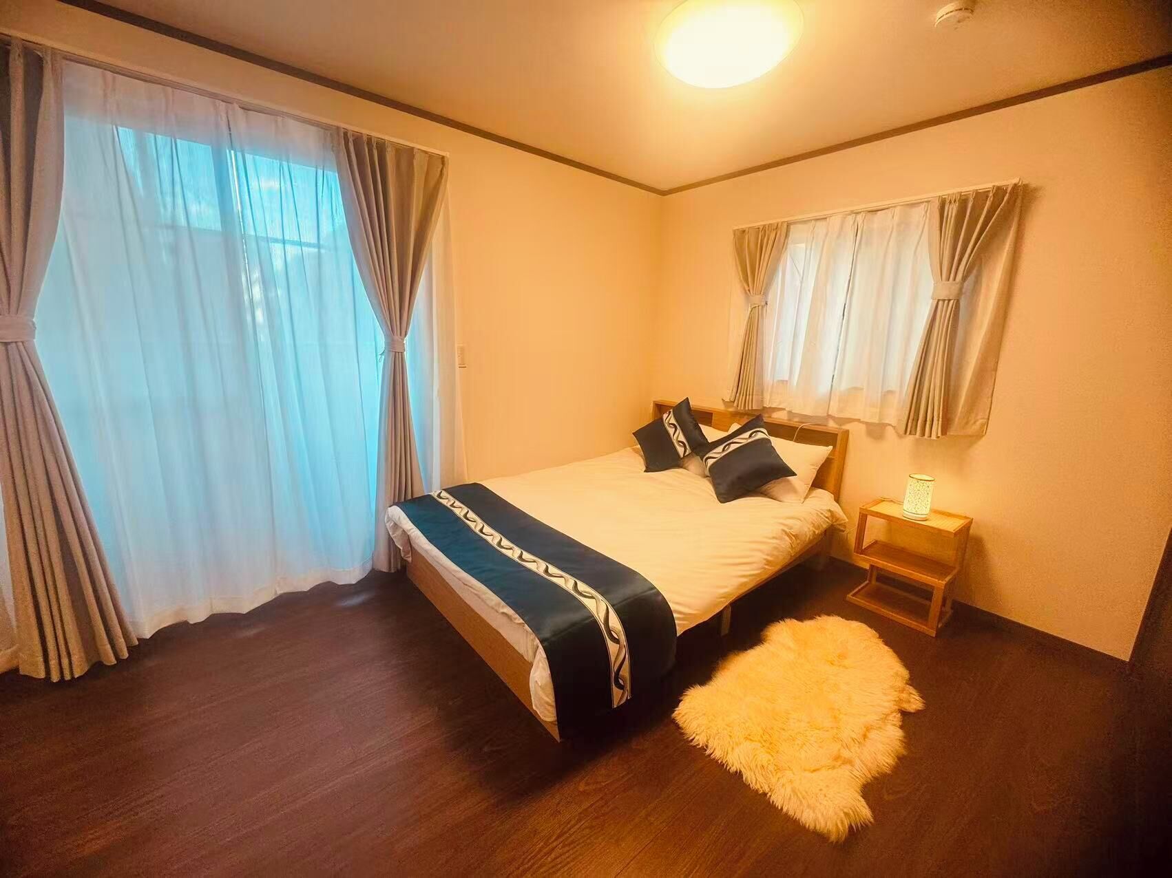 ألحفة محشوة بالريش وواي فاي مجانًا وملاءات أسرّة