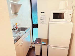 Stort kylskåp och mikrovågsugn