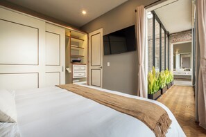 8 Schlafzimmer, Zimmersafe, Schreibtisch, Bügeleisen/Bügelbrett