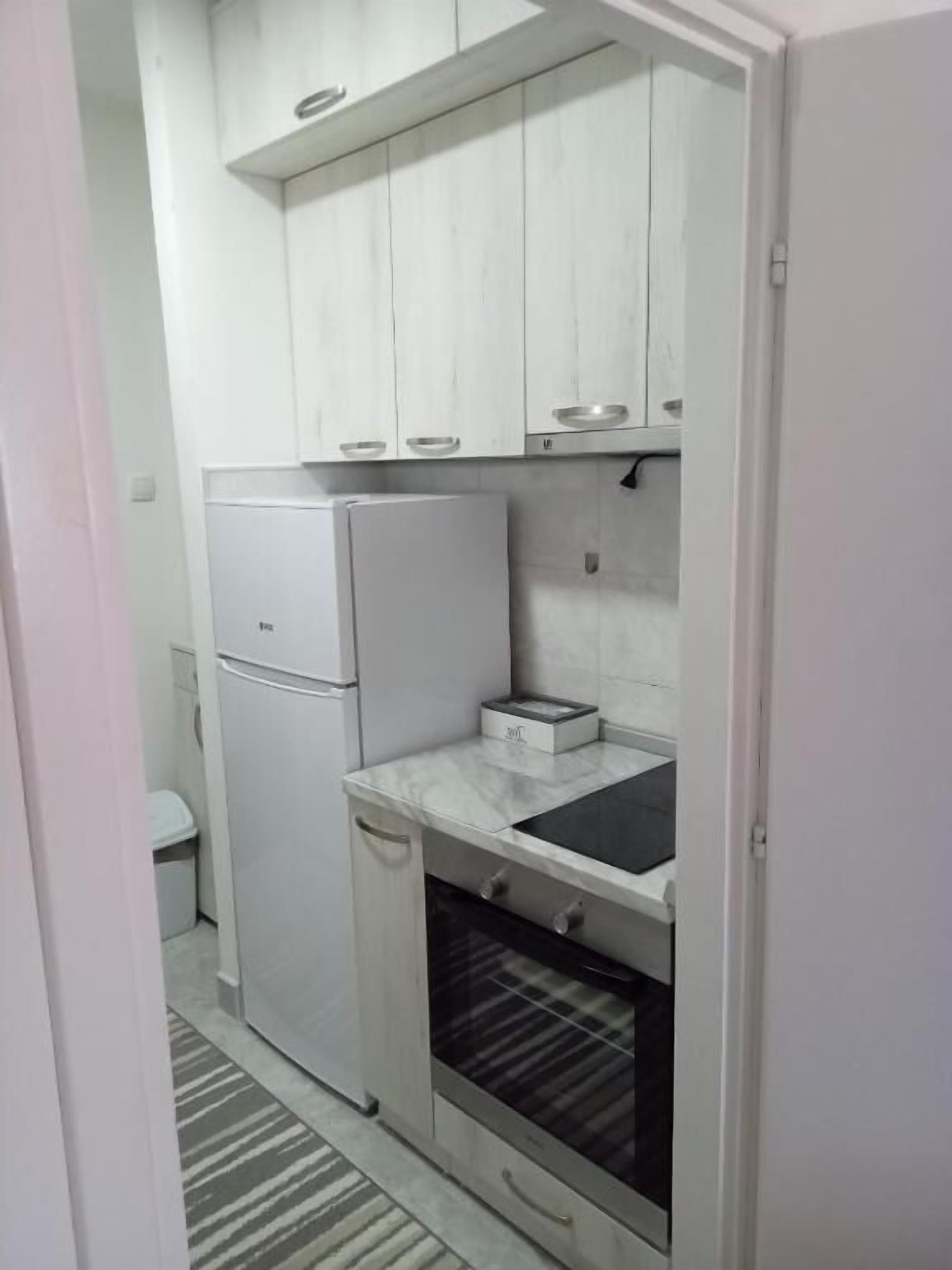 Een koelkast, een oven, een kookplaat, een vaatwasser