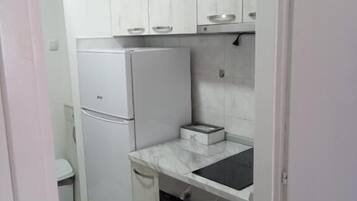 Een koelkast, een oven, een kookplaat, een vaatwasser