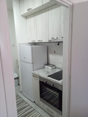 Een koelkast, een oven, een kookplaat, een vaatwasser