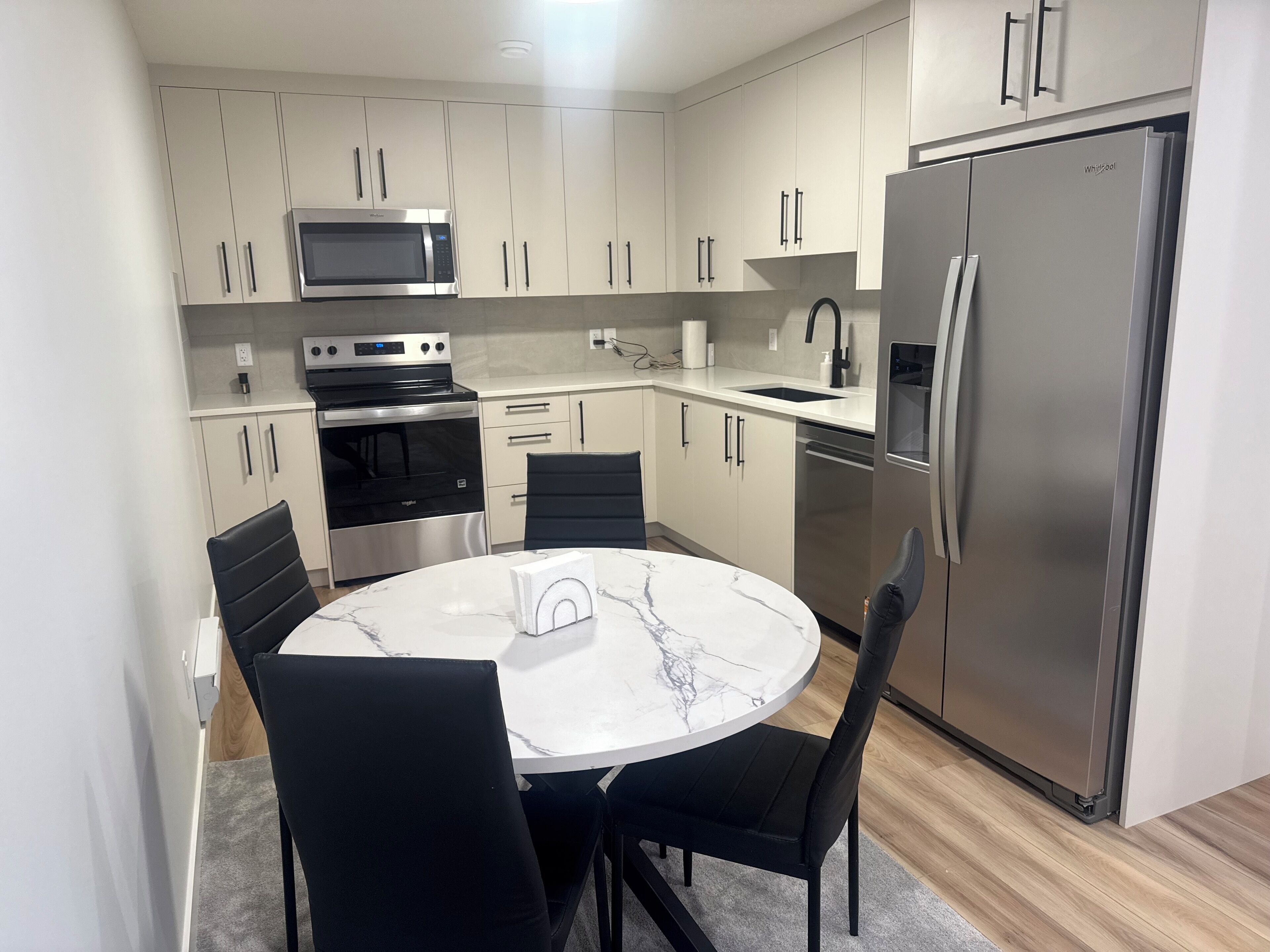 Kylskåp, mikrovågsugn, ugn och spishäll