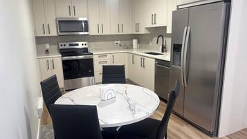 Kylskåp, mikrovågsugn, ugn och spishäll