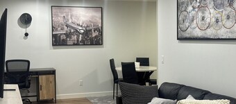 Modern Calgary Stay , Free Parking, Fast Wi-Fi