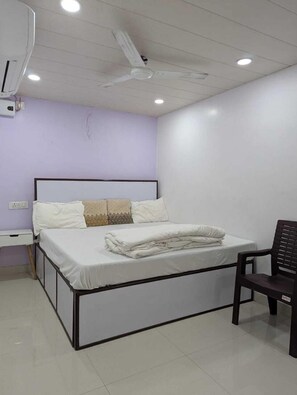 Deluxe Room - Meenakshi Guest House (Varanasi)