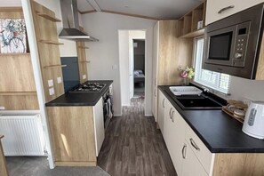 Private kitchen - Palm Grove 19 - Golden Palm Resort (Chapel St Leonards)