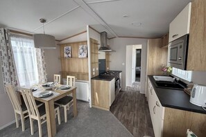 Private kitchen - Palm Grove 19 - Golden Palm Resort (Chapel St Leonards)
