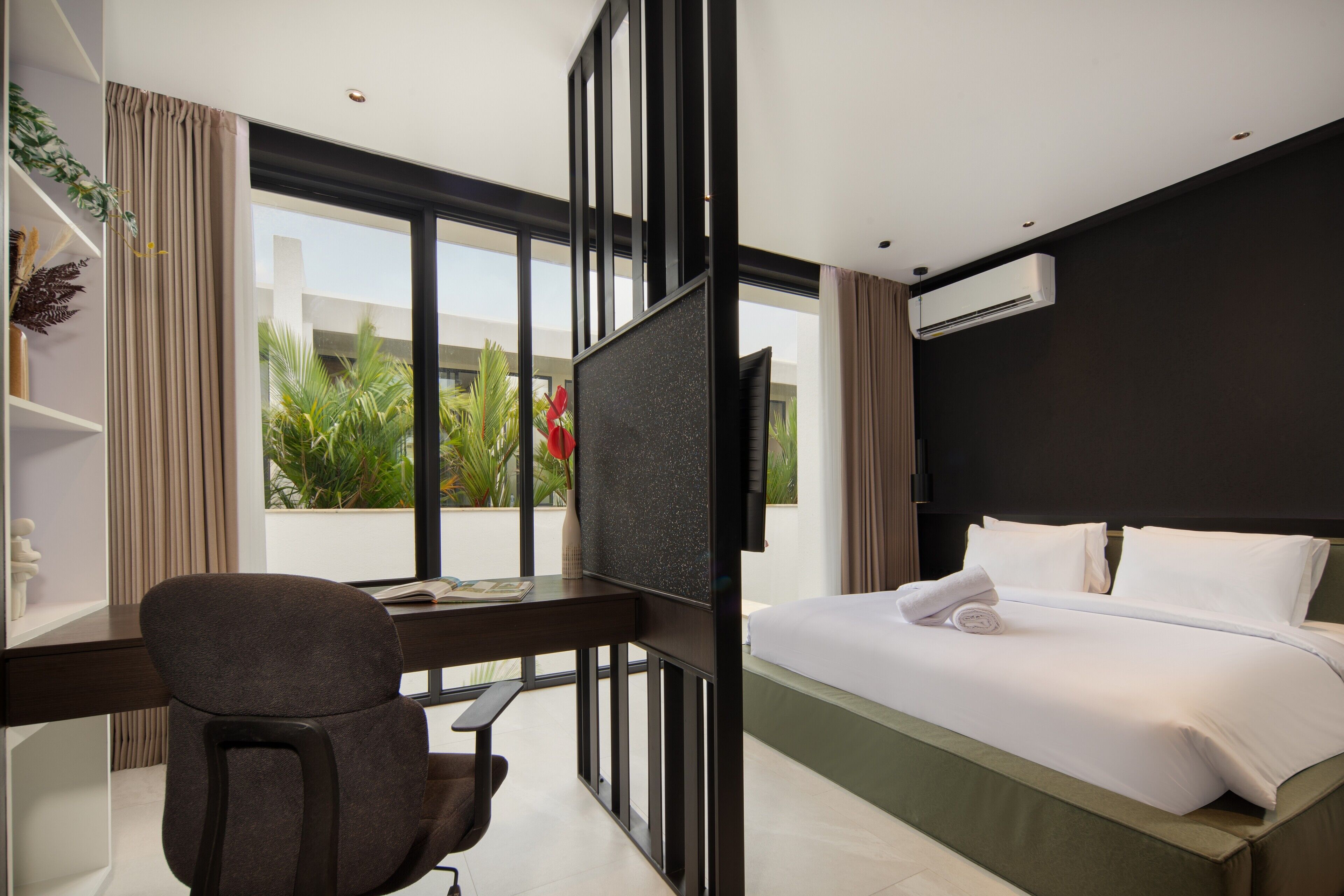 Brankas, meja kerja, ruang kerja ramah laptop, dan Wi-Fi gratis