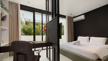 Brankas, meja kerja, ruang kerja ramah laptop, dan Wi-Fi gratis