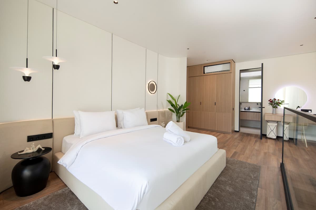 In-room safe, desk, laptop workspace, free WiFi