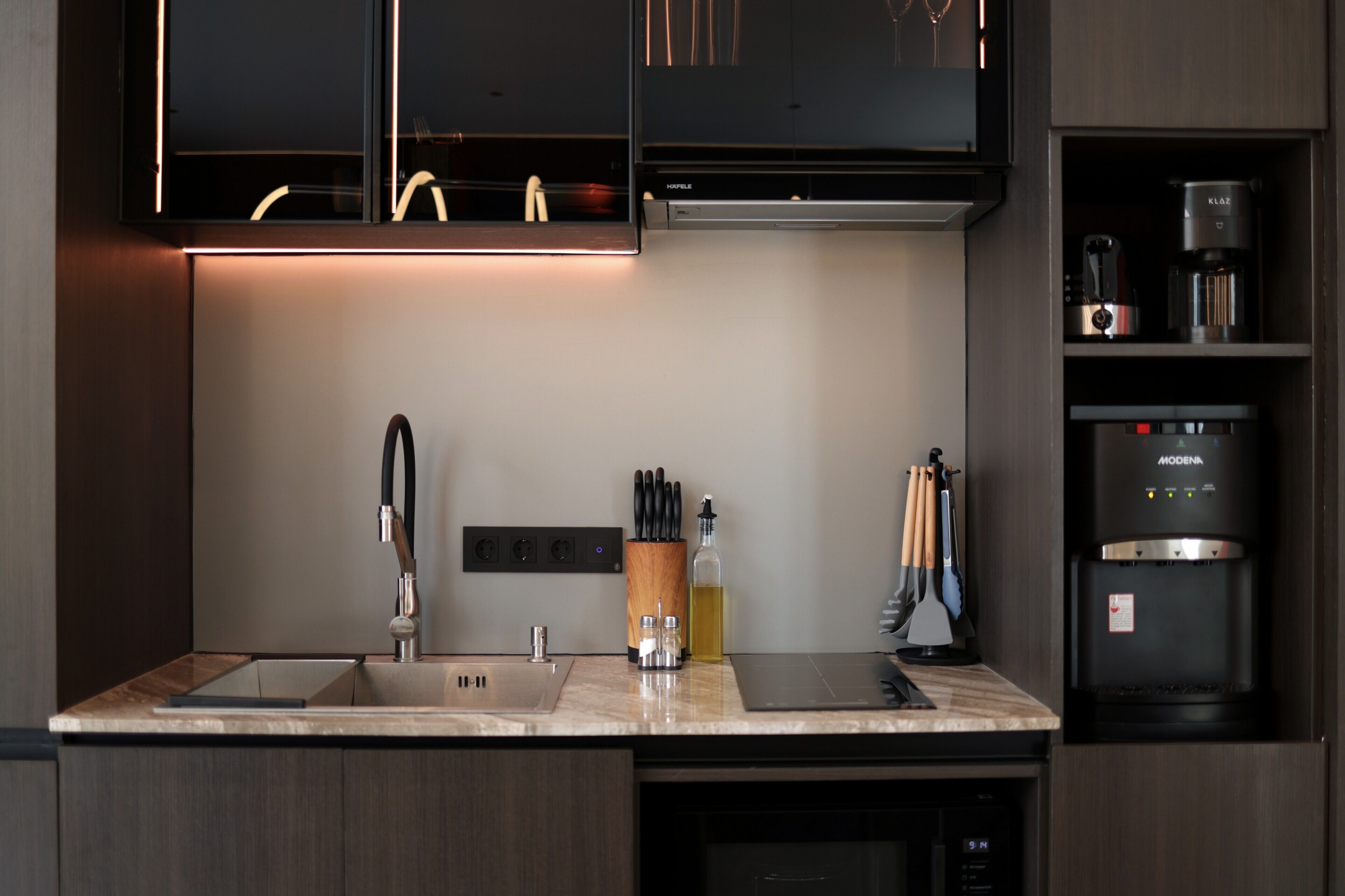 Lemari es besar, microwave, kompor, dan mesin pembuat kopi/teh