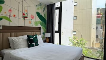 Työpöytä, kannettavalle tietokoneelle sopiva työtila, pimennysverhot