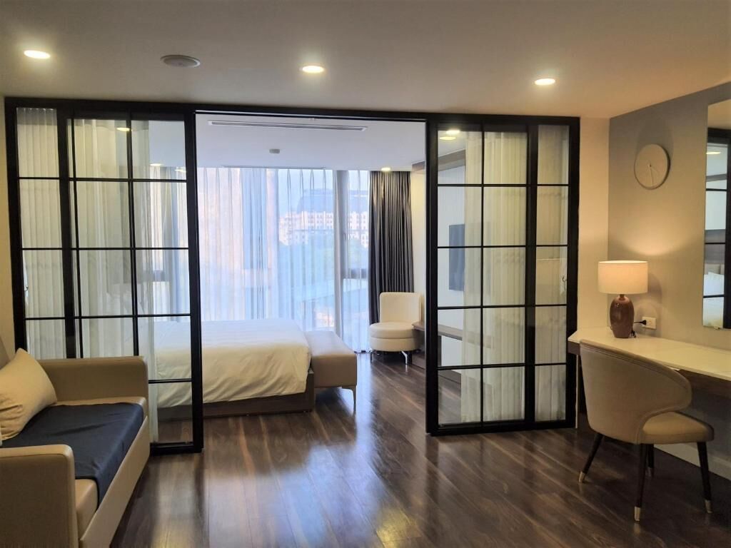 Leilighet – classic | Skrivebord, skrivebord for bærbar PC og blendingsgardiner