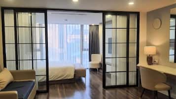 Leilighet – classic | Skrivebord, skrivebord for bærbar PC og blendingsgardiner