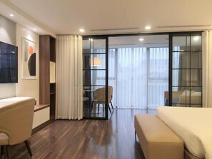 Departamento Premium, vista a la ciudad | Escritorio, espacio para trabajar con laptop y cortinas blackout 
