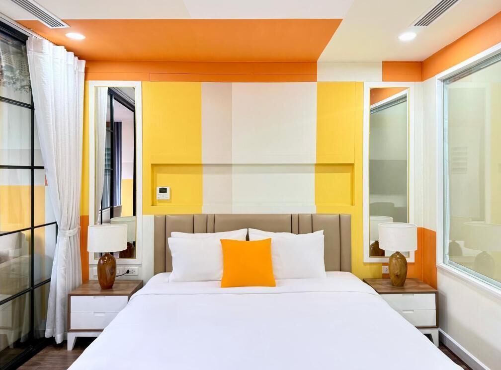 Leilighet – signature | Skrivebord, skrivebord for bærbar PC og blendingsgardiner