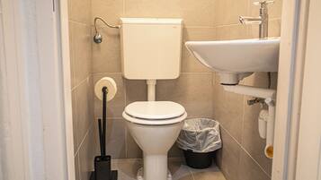 Basic Apartment | Bathroom | Shower, free toiletries, hair dryer, towels