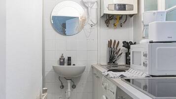 Eenvoudig appartement | Privékeuken | Een minikoelkast, een kookplaat