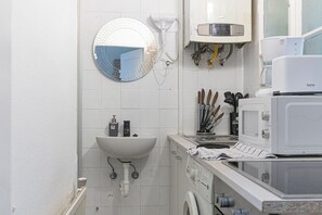 Eenvoudig appartement | Privékeuken | Een minikoelkast, een kookplaat