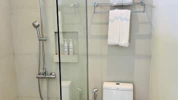 Asciugamani, sapone, shampoo, carta igienica