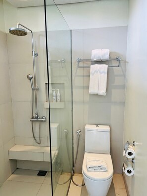 Handtücher, Seife, Shampoo, Toilettenpapier