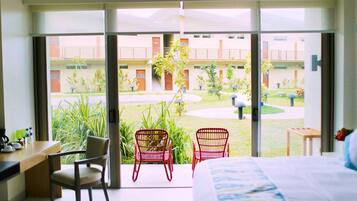 Chambre Junior, vue jardin | Coffres-forts dans les chambres, bureau
