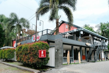 Exterior. HAU BATU KARAS