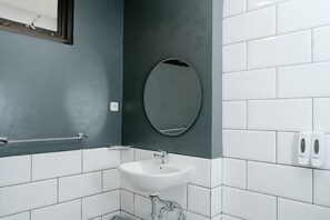 ฝักบัว, ไดร์เป่าผม, รองเท้าสวมภายในห้อง, ผ้าเช็ดตัว