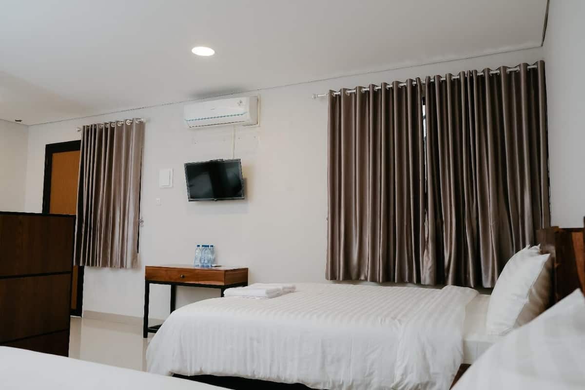 Family Quadruple Room | In-room safe, desk, laptop workspace, free WiFi